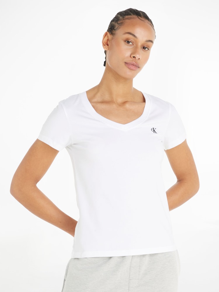 Camiseta elástica con cuello en V y 100% algodón bordado de Calvin Klein - Imagen 1 de 6