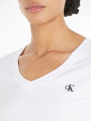 Camiseta elástica con cuello en V y 100% algodón bordado de Calvin Klein - Imagen 3 de 6