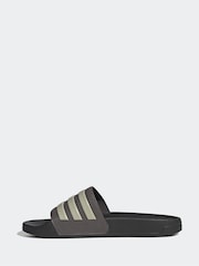 بني - شبشب رياضي Adilette Shower من adidas - صورة 2 من 9