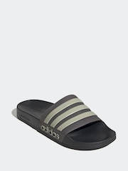 بني - شبشب رياضي Adilette Shower من adidas - صورة 3 من 9