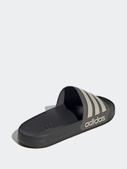 بني - شبشب رياضي Adilette Shower من adidas - صورة 4 من 9