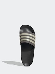 بني - شبشب رياضي Adilette Shower من adidas - صورة 6 من 9