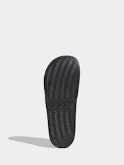 بني - شبشب رياضي Adilette Shower من adidas - صورة 7 من 9