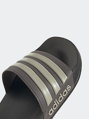 بني - شبشب رياضي Adilette Shower من adidas - صورة 8 من 9