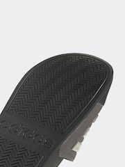 بني - شبشب رياضي Adilette Shower من adidas - صورة 9 من 9