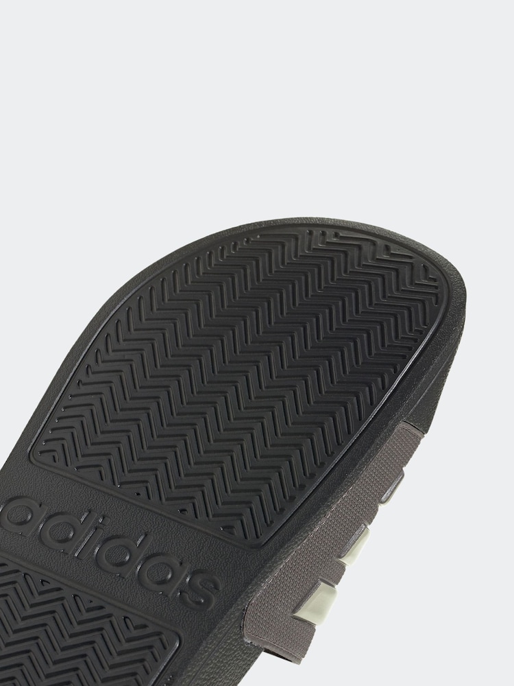 بني - شبشب رياضي Adilette Shower من adidas - صورة 9 من 9