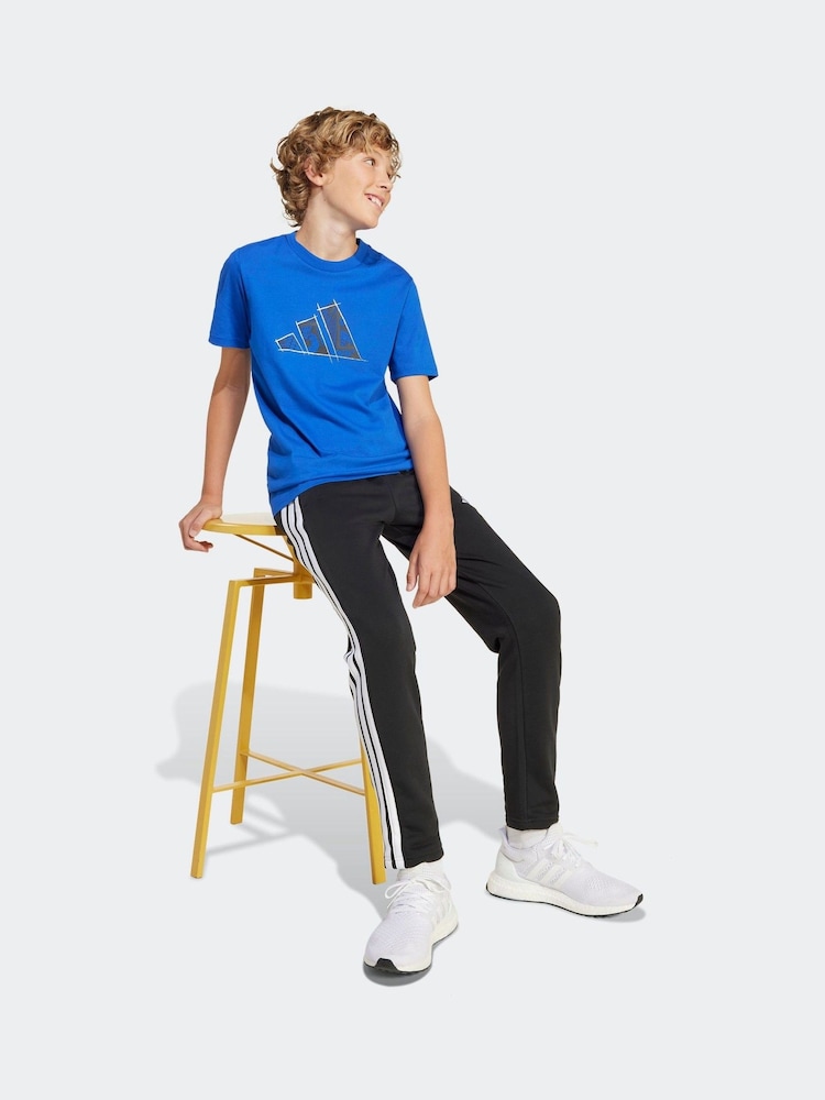 أزرق - تيشرت مزيَّن برسمة جرافيك قطن 100% من adidas - صورة 2 من 8