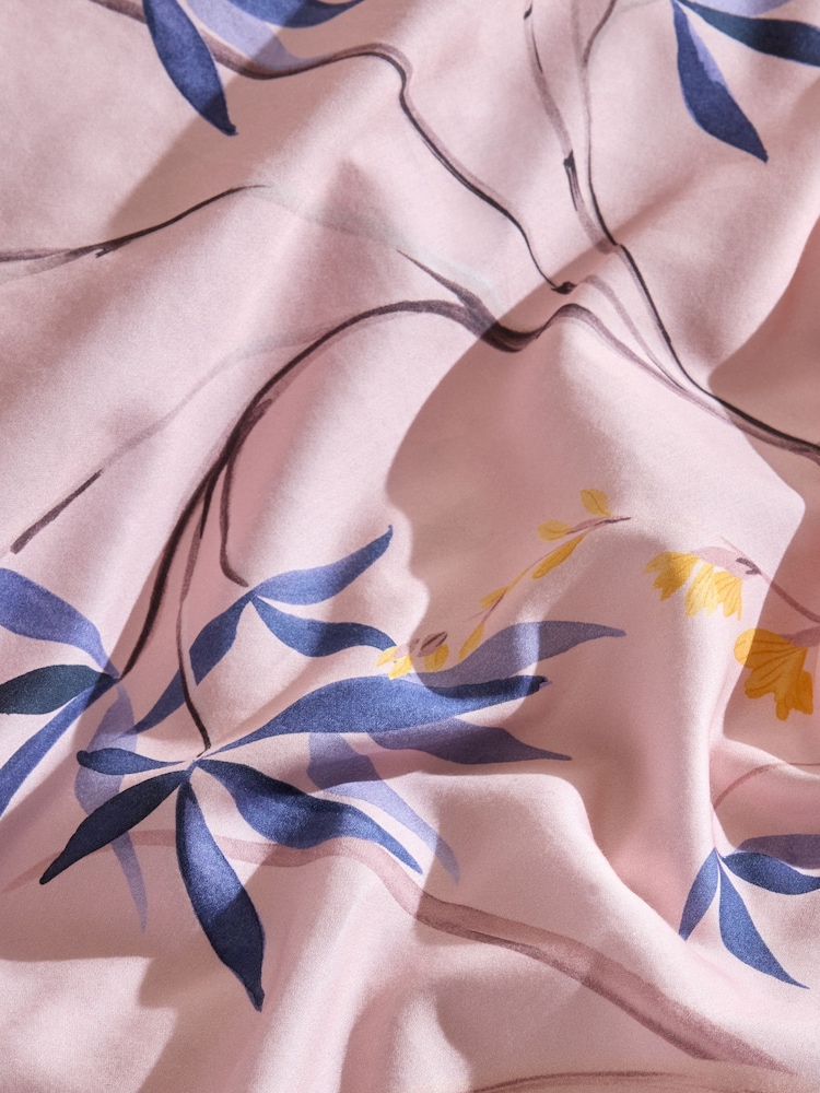 Pink 300 Thread Count Sateen Oriental Floral Duvet Cover and Pillowcase Set - Image 3 of 5