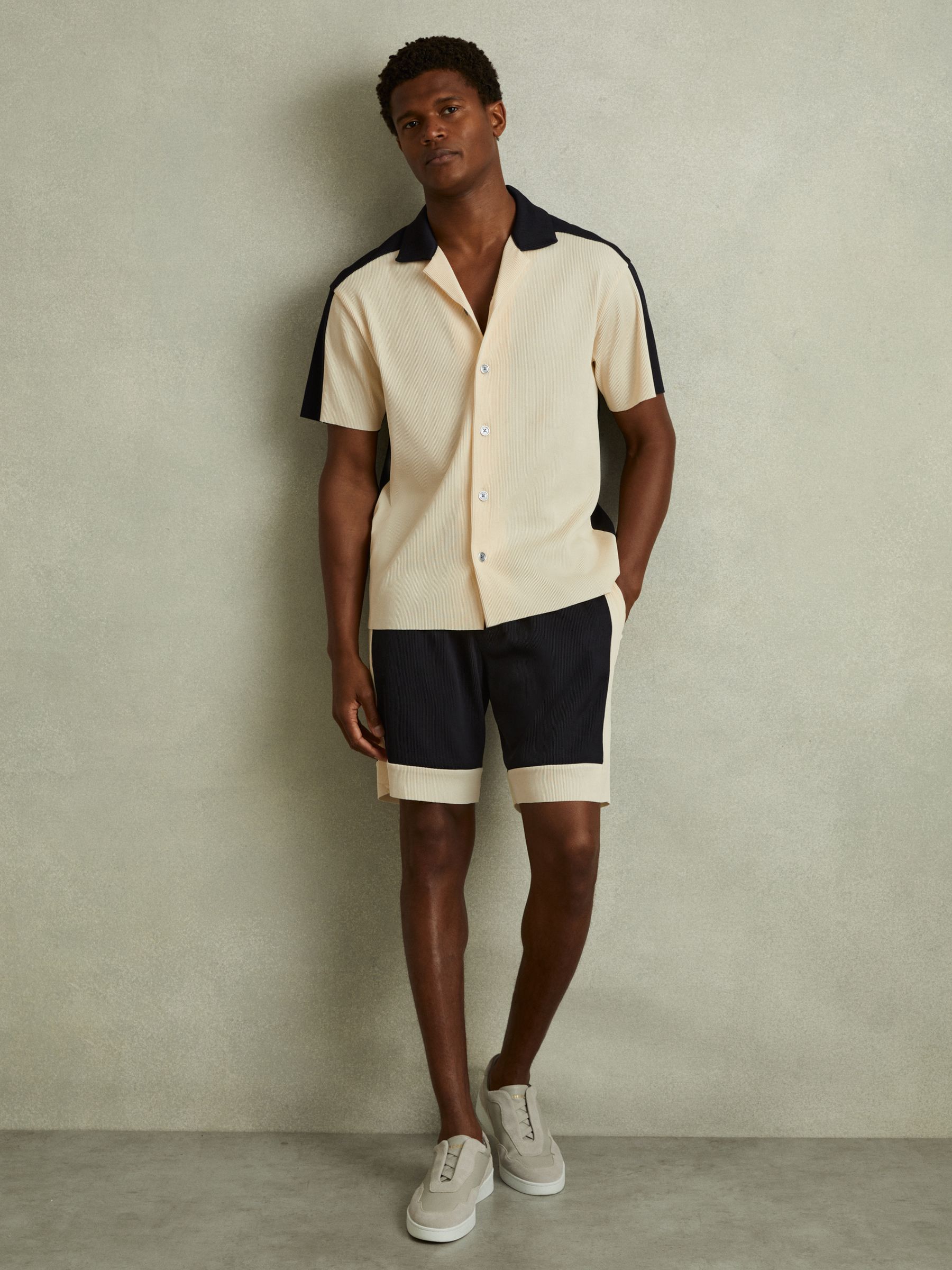 REISS OFF WHITE/NAVY PICO COLOURBLOCK PLISSE DRAWSTRING SHORTS