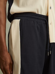 Reiss Off White/Navy Pico Colourblock Plisse Drawstring Shorts - Image 3 of 5