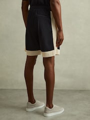 Reiss Off White/Navy Pico Colourblock Plisse Drawstring Shorts - Image 4 of 5