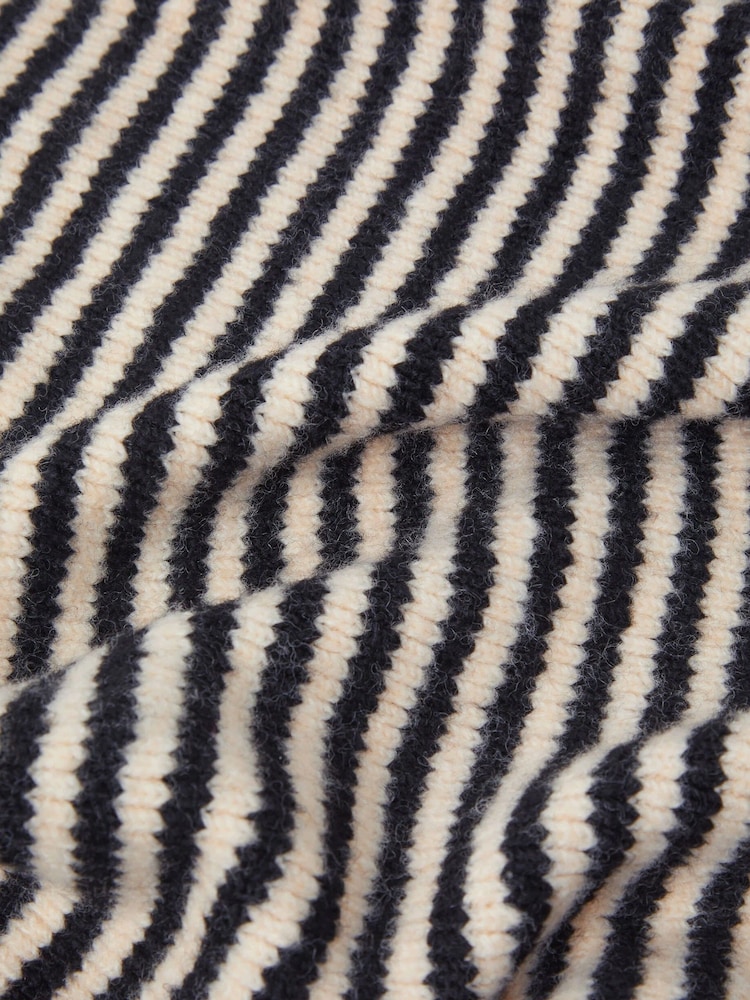 Accessorize Stripe Knitted Triangle Scarf - Bild 2 von 2 Accessorize Stripe Knitted Triangle Scarf - Bild 2 von 2