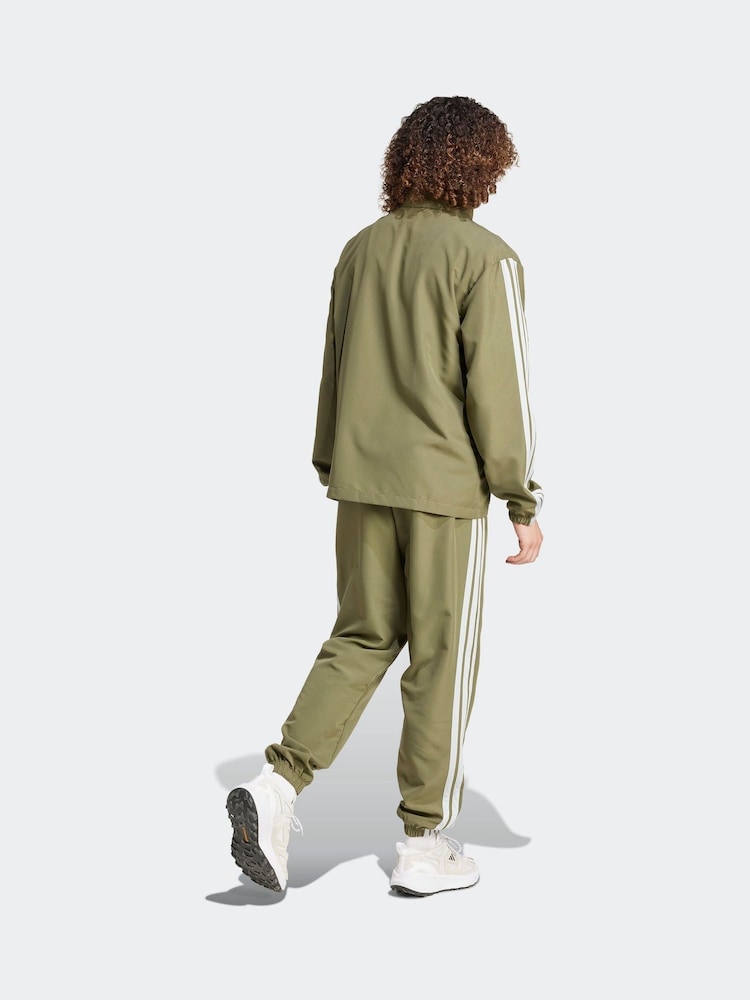 أخضر - بدلة رياضة أساسية منسوجة مُزيّنة بـ 3 خطوط من adidas Sportswear - صورة 2 من 8