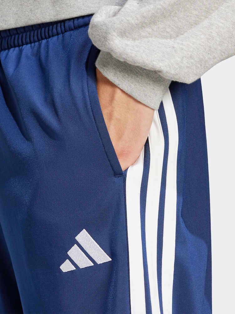 כחול  - adidas מכנסי טרנינג לאימונים בגזרה רגילה מבד טריקו עם מכפלת פתוחה ועיטור 3 פסים - Image 4 of 5