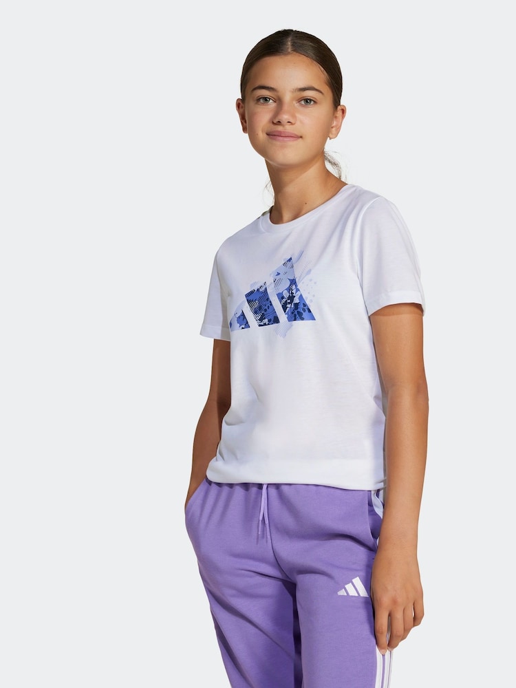 أبيض - تيشِرت رياضي بطبعة زهور من adidas - صورة 1 من 1