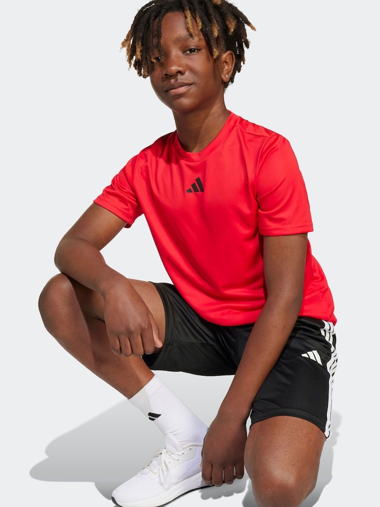 أحمر - طقم من شورت وتيشِرت رياضي مزيّن بـ 3 خطوط من adidas - Image 4 of 8
