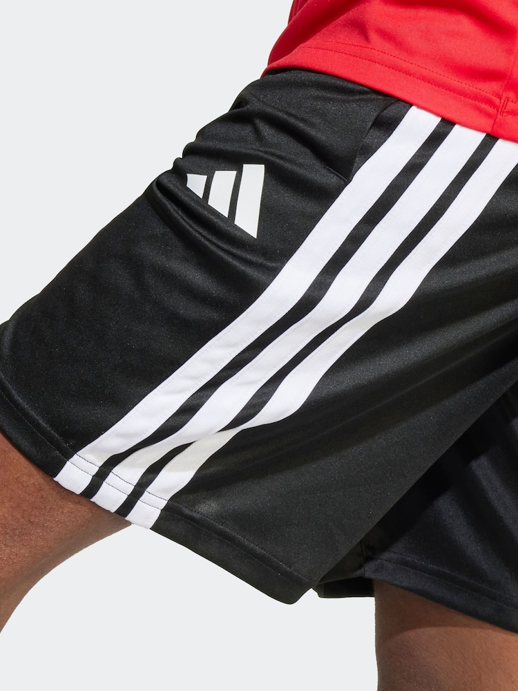 أحمر - طقم من شورت وتيشِرت رياضي مزيّن بـ 3 خطوط من adidas - Image 5 of 8