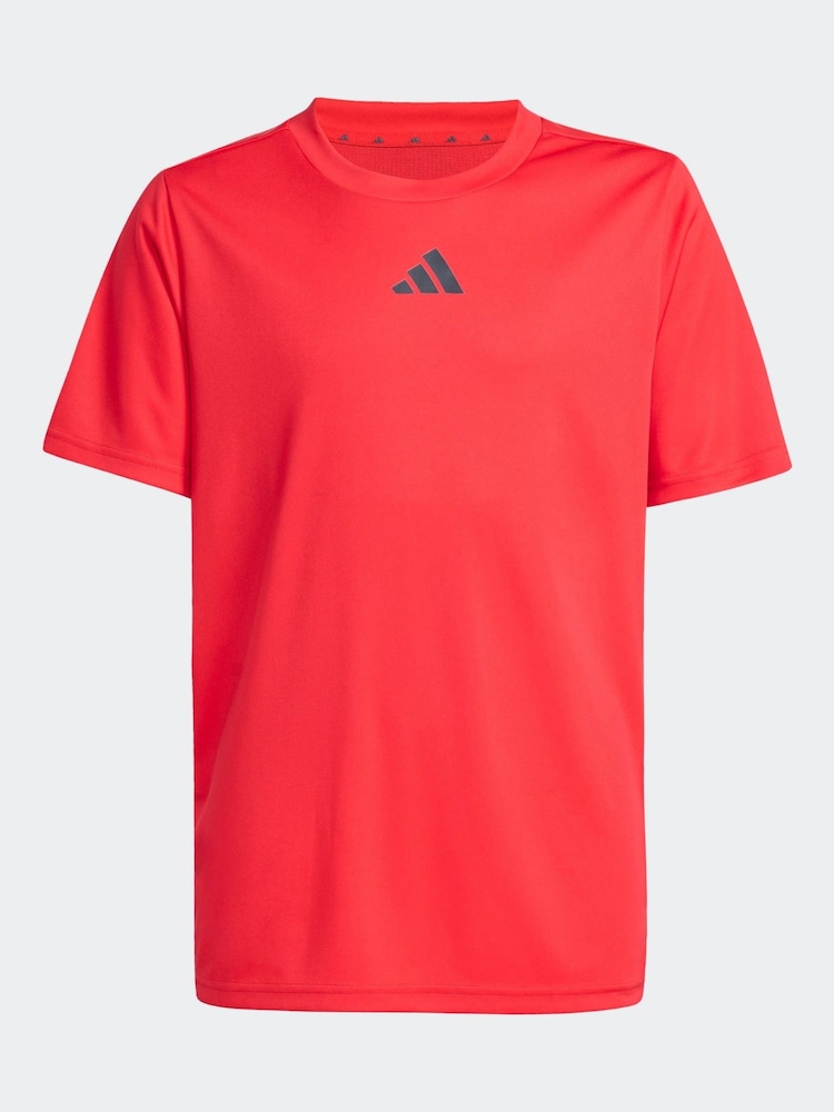 أحمر - طقم من شورت وتيشِرت رياضي مزيّن بـ 3 خطوط من adidas - Image 7 of 8