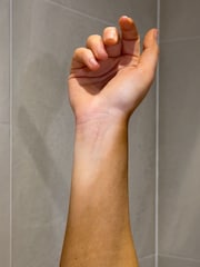 Rose & Caramel Purity Reset 4 in 1 Self Tan Removal Gloves - Image 3 of 6