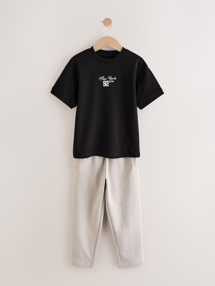 Schwarz/Braun - Set aus Kurzarm-T-Shirt und Jogginghose (3–16 J.) - Bild 1 von 5 Schwarz/Braun - Set aus Kurzarm-T-Shirt und Jogginghose (3–16 J.) - Bild 1 von 5