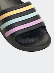 Negro/multicolor - Chanclas juveniles Adilette de Adidas - Imagen 8 de 9