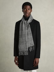 Reiss Black/White Sanders Wool and Cashmere Prince of Wales Check Scarf - Image 2 of 4