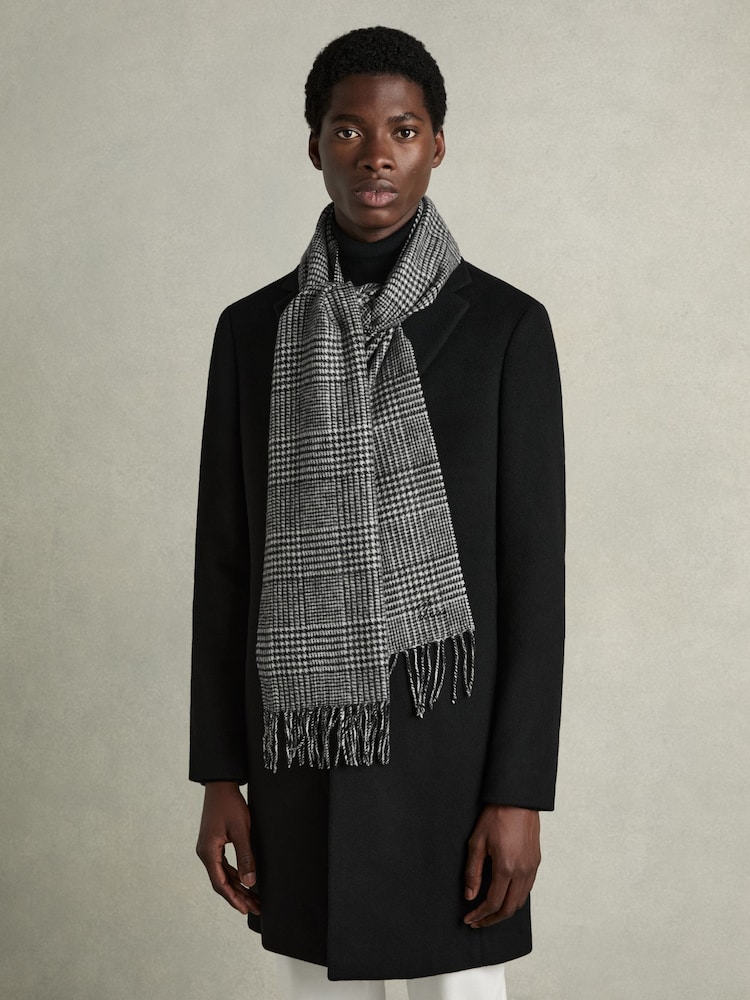 Reiss Black/White Sanders Wool and Cashmere Prince of Wales Check Scarf - Image 2 of 4