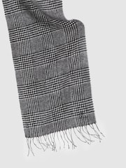 Reiss Black/White Sanders Wool and Cashmere Prince of Wales Check Scarf - Image 4 of 4