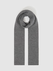Gris melange medio - Bufanda acanalada de merino Chesterfield de Reiss - Imagen 3 de 4