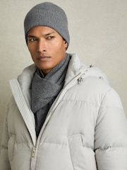 Reiss Chesterfield Merino Wool Ribbed Scarf And Beanie Set - Imagen 7 de 7