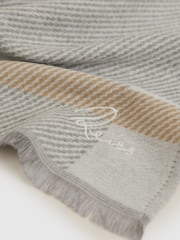 Gris - Reiss Cara Logo Embroidered Checked Scarf - Imagen 4 de 5