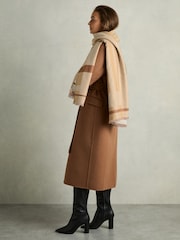 Camel - Reiss Cara Logo Embroidered Checked Scarf - Imagen 2 de 5