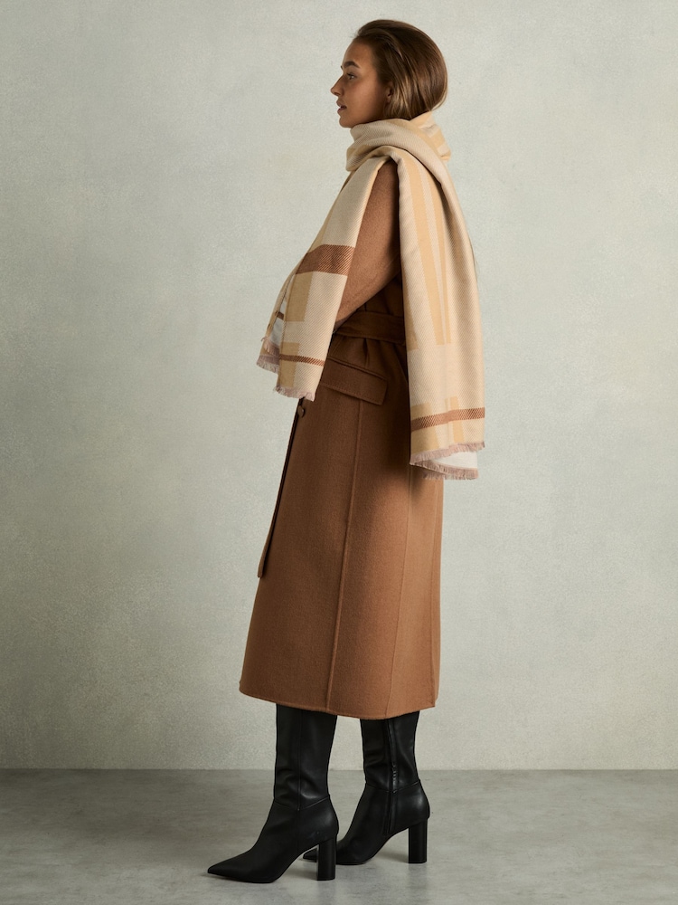 Camel - Reiss Cara Logo Embroidered Checked Scarf - Imagen 2 de 5