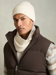 Reiss Chesterfield Merino Wool Ribbed Scarf And Beanie Set - Imagen 2 de 5