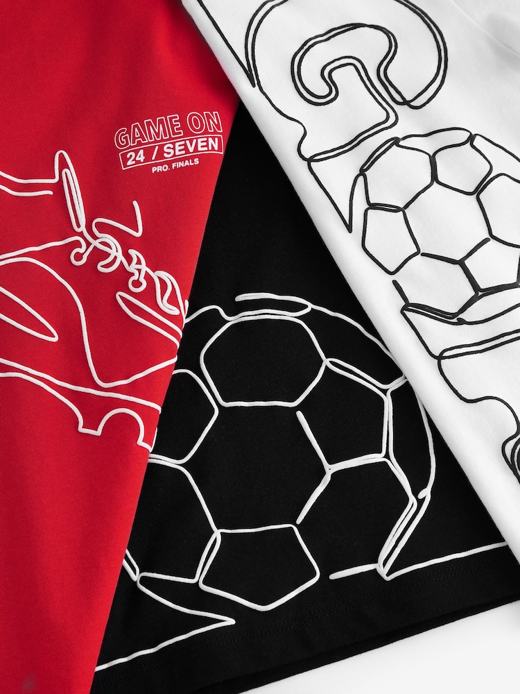 Rot/Schwarz/Weiß mit Fußballmotiv - Kurzarm-T-Shirts mit Grafik in normaler Passform aus 100 % Baumwolle im 3er-Pack (3–16 Jahre) - Bild 7 von 7 Rot/Schwarz/Weiß mit Fußballmotiv - Kurzarm-T-Shirts mit Grafik in normaler Passform aus 100 % Baumwolle im 3er-Pack (3–16 Jahre) - Bild 7 von 7