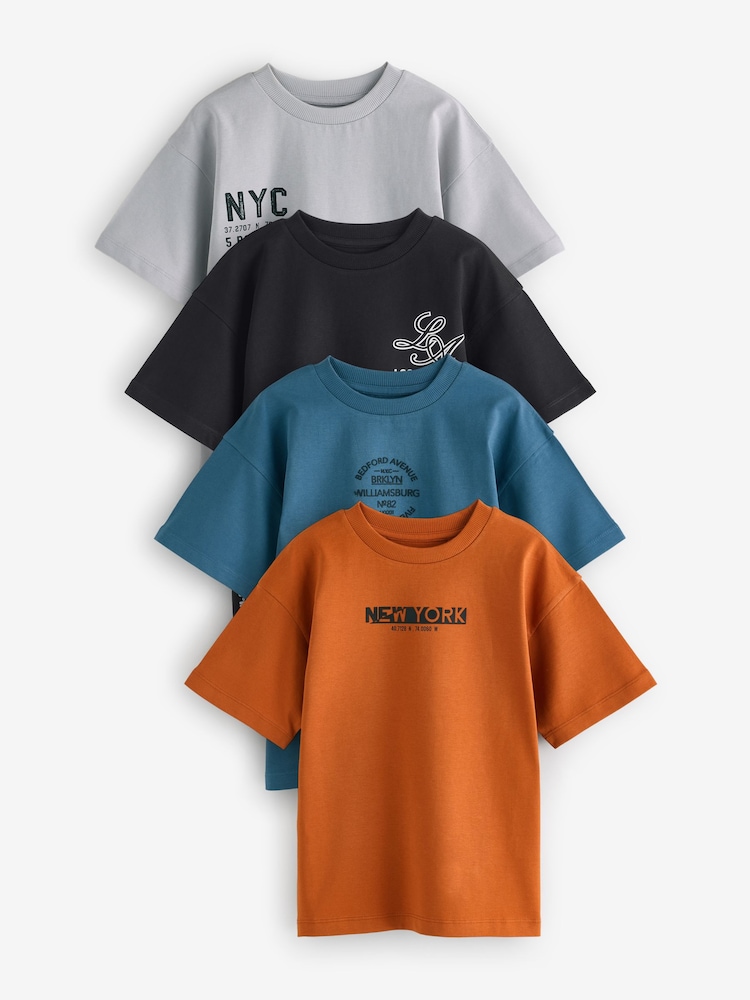 Rostbraun/Schwarz/Blau/Grau - Kurzarm-T-Shirts in Relaxed-Fit mit Grafikprint im 4er-Pack (3–16 J.) - Bild 1 von 9 Rostbraun/Schwarz/Blau/Grau - Kurzarm-T-Shirts in Relaxed-Fit mit Grafikprint im 4er-Pack (3–16 J.) - Bild 1 von 9
