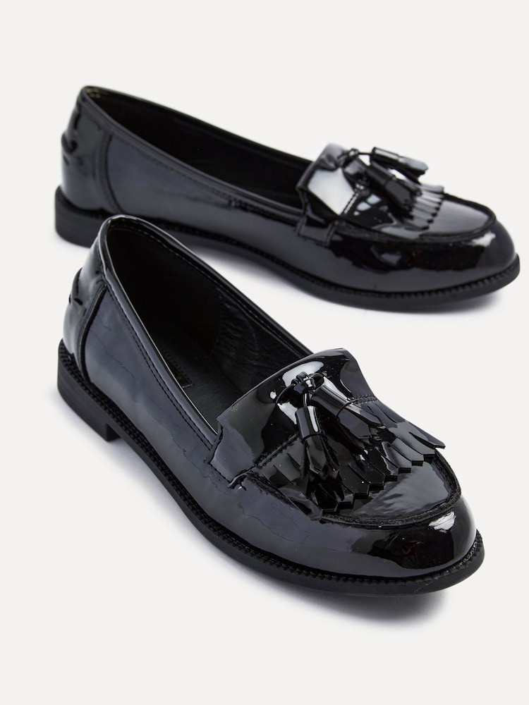 Črn patent - Linzi Rosemary Classic Slip-On mokasini z detajli s čopki - Slika 1 iz 5 Črn patent - Linzi Rosemary Classic Slip-On mokasini z detajli s čopki - Slika 1 iz 5