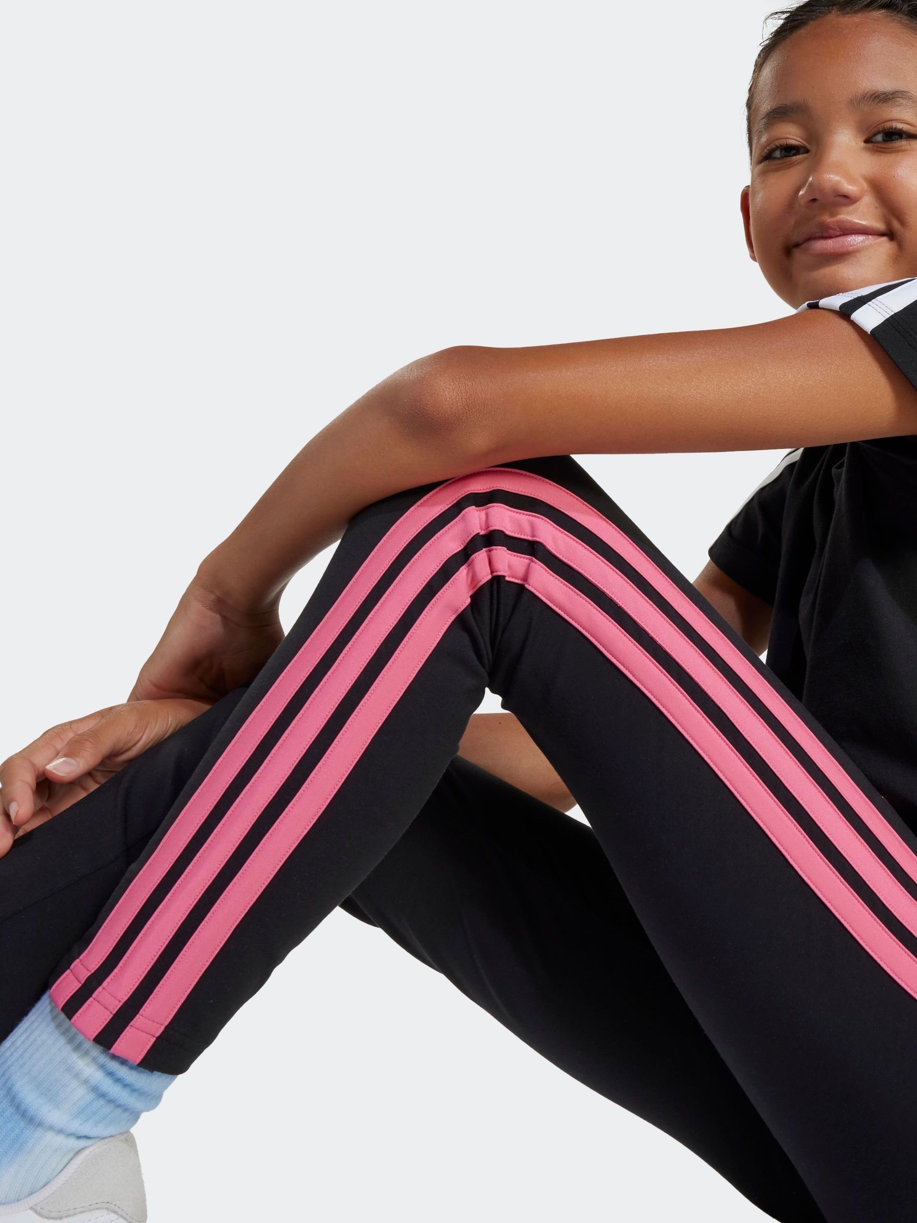 Next：日本 ブラック / ピンク - adidas Essentials 3 ストライプ