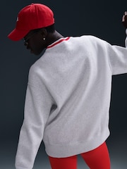 Gris claro - Sudadera oversize de cuello redondo largo con estampado de polar Phoenix de Nike - Imagen 4 de 5