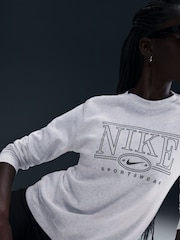 Береза Вереск Белый - Флисовый свитшот с круглым вырезом и логотипом Nike Club - Изображение 3 из 5