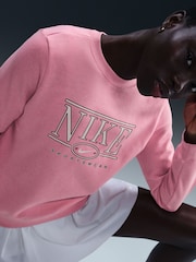 Элементарный розовый - Флисовый свитшот с круглым вырезом и логотипом Nike Club - Изображение 3 из 5
