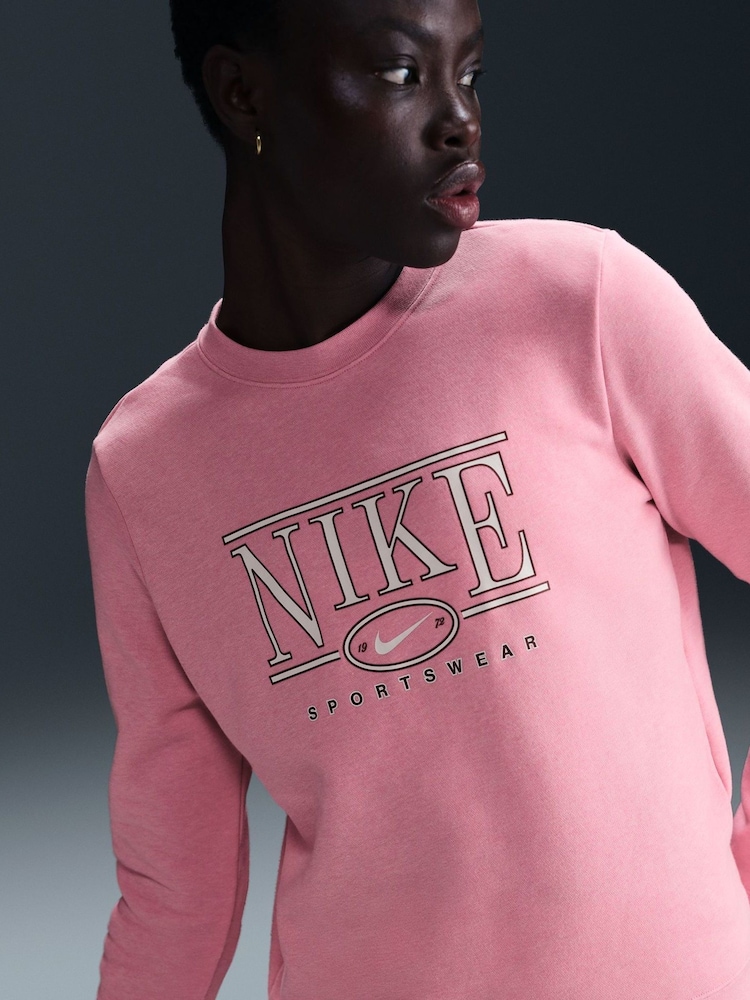 Элементарный розовый - Флисовый свитшот с круглым вырезом и логотипом Nike Club - Изображение 5 из 5