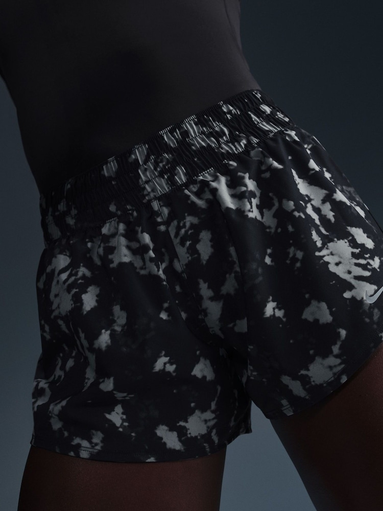 Zwart - Nike One Dri-FIT Mid-Rise 3 Brief Lined Printed Shorts - Image 11 of 12