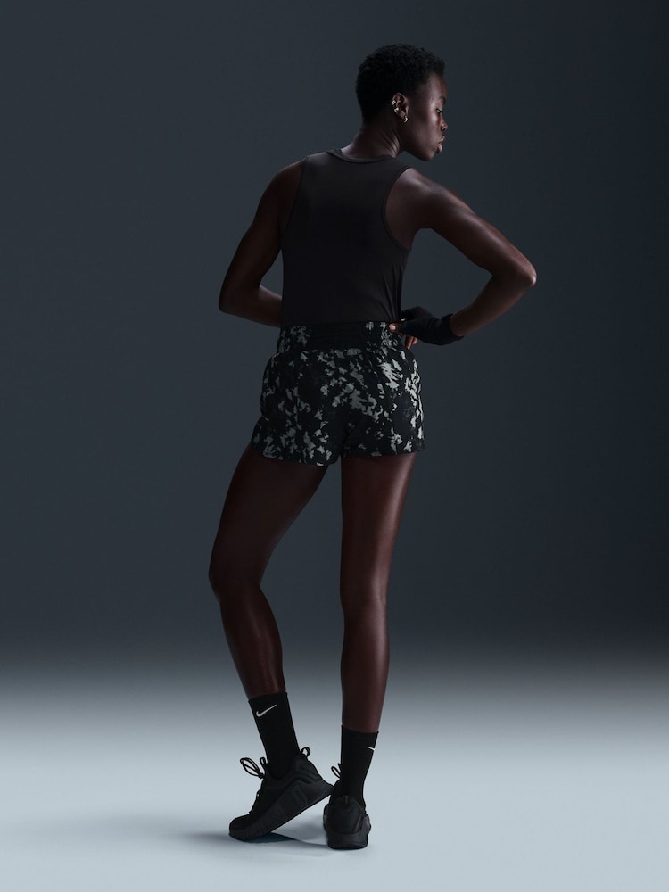 Zwart - Nike One Dri-FIT Mid-Rise 3 Brief Lined Printed Shorts - Image 5 of 12