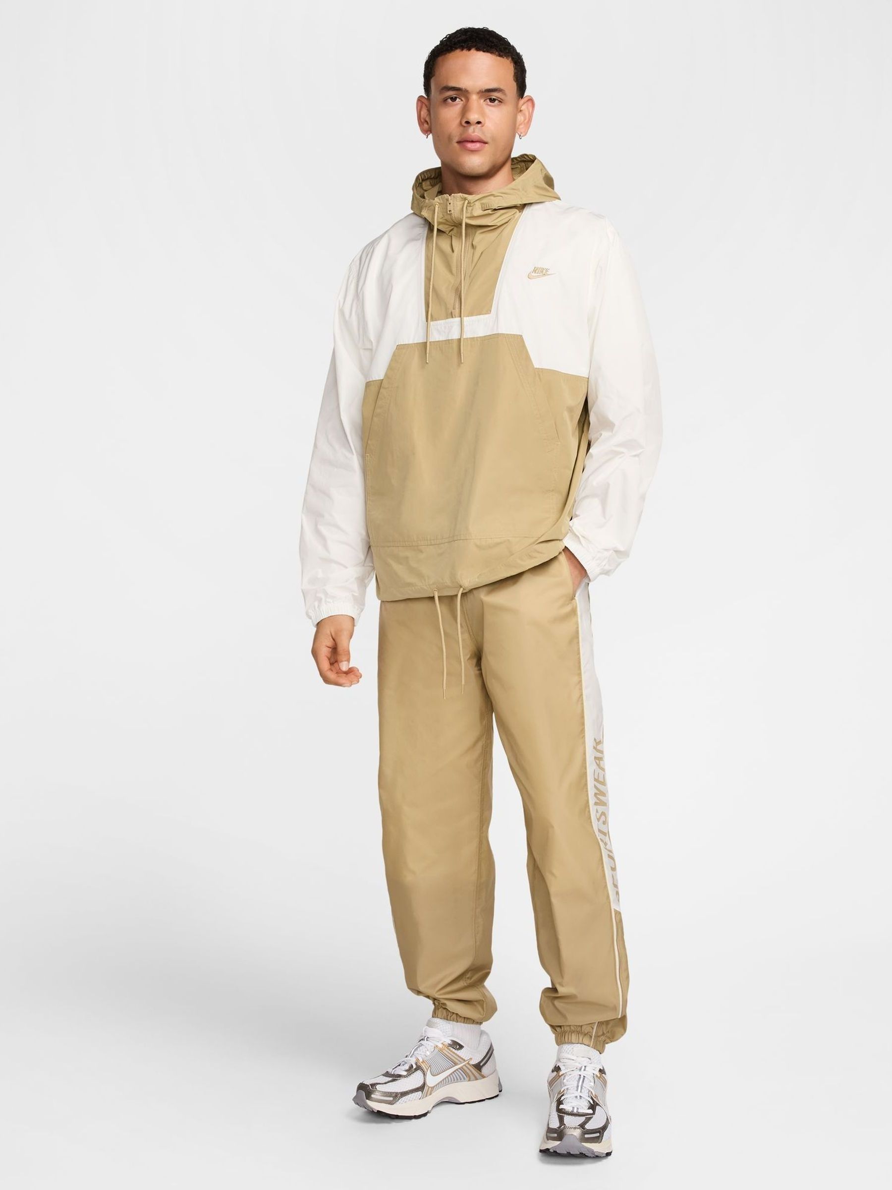 ★★Nike★★ Club Woven Jogger M Parachute Beige Saillight K Nike Men's Club Woven Cargo Parachute Pants -Beige