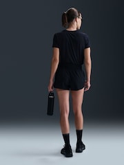 Черный - Nike One Swoosh Dri-FIT Mid Rise Brief Lined Running Shorts - Изображение 2 из 5