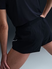 Черный - Nike One Swoosh Dri-FIT Mid Rise Brief Lined Running Shorts - Изображение 3 из 5