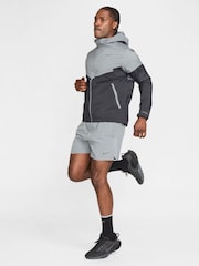 Дымчатый серый  - Nike Challenger Dri-fit 5 дюймов 2-в-1 - Изображение 2 из 8