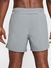 Дымчатый серый  - Nike Challenger Dri-fit 5 дюймов 2-в-1 - Изображение 4 из 8