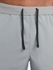 Дымчатый серый  - Nike Challenger Dri-fit 5 дюймов 2-в-1 - Изображение 5 из 8